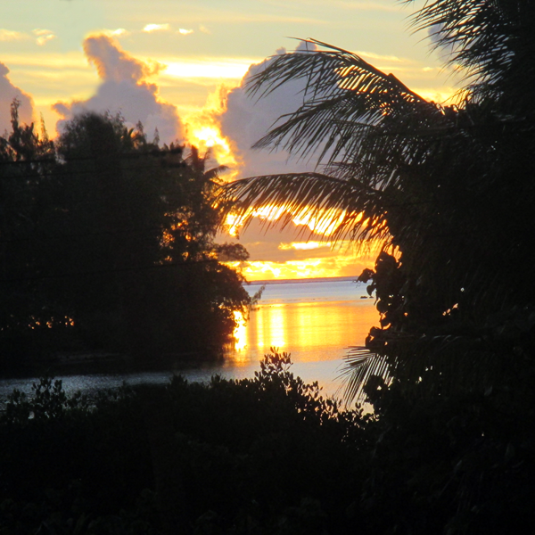 Soleil levant sur le lagon de Raiatea