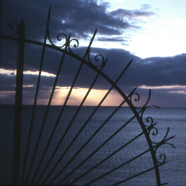 Quatre photos de soleil couchant sur la mer